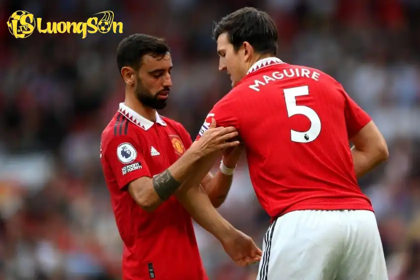 Maguire khuyên các cầu thủ nên học theo 'tinh thần thép' của Bruno Fernandes (Ảnh: AFP).